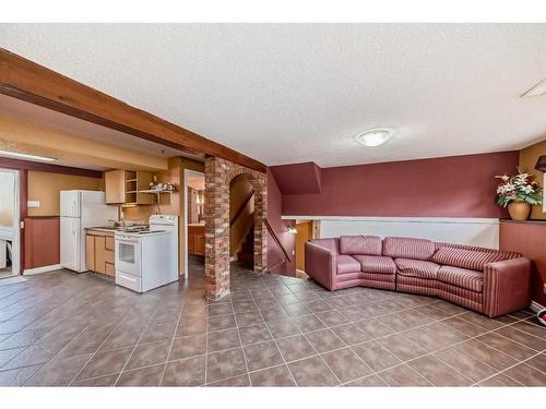 36 Forest Green Se, Calgary, AB - Indoor Photo Showing Kitchen