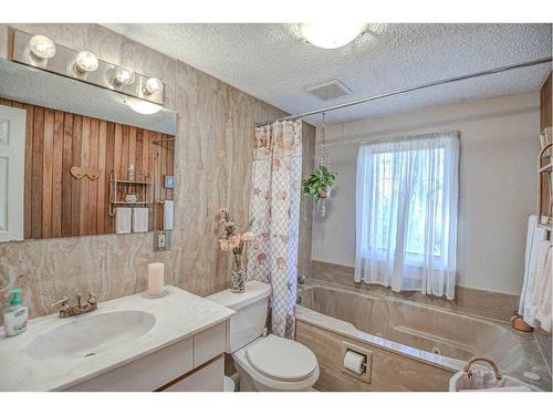 223015 Range Road 274, Rural Rocky View County, AB - Indoor Photo Showing Bathroom