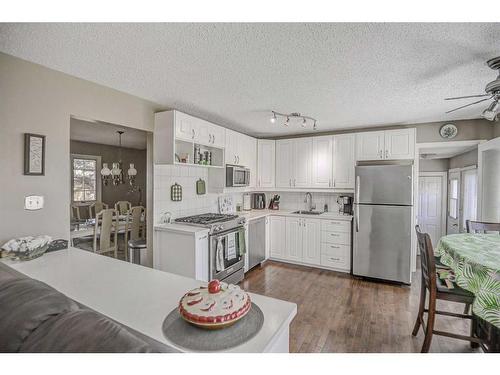 223015 Range Road 274, Rural Rocky View County, AB - Indoor Photo Showing Kitchen