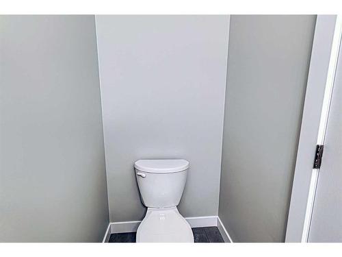 48 Dovercliffe Way Se, Calgary, AB - Indoor Photo Showing Bathroom