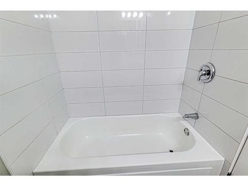 48 Dovercliffe Way Se, Calgary, AB - Indoor Photo Showing Bathroom