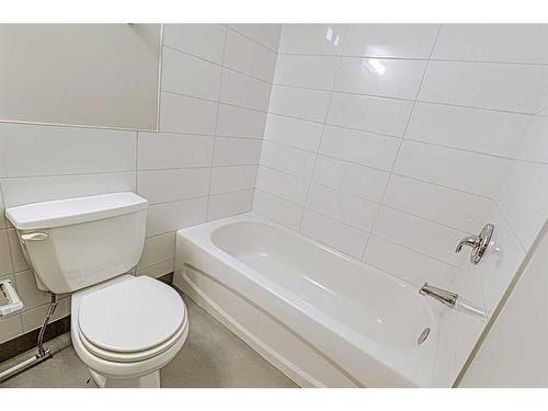 48 Dovercliffe Way Se, Calgary, AB - Indoor Photo Showing Bathroom