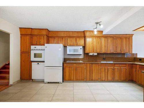 11408 Wilcox Street Se, Calgary, AB - Indoor Photo Showing Kitchen