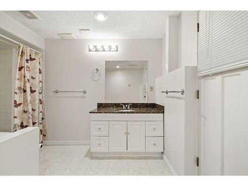 11408 Wilcox Street Se, Calgary, AB - Indoor Photo Showing Bathroom