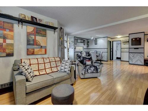 310-20 Dover Point Se, Calgary, AB - Indoor Photo Showing Living Room