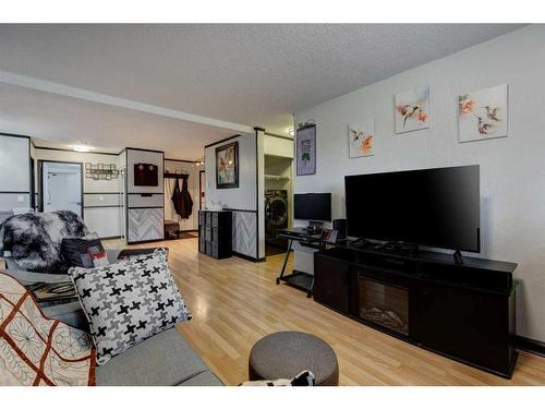 310-20 Dover Point Se, Calgary, AB - Indoor Photo Showing Living Room