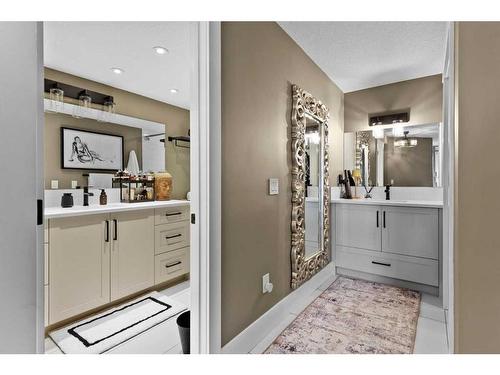 302-320 Meredith Road Ne, Calgary, AB - Indoor Photo Showing Bathroom