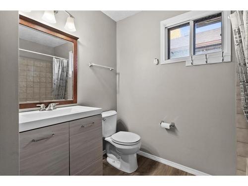 8 Taraglen Road Ne, Calgary, AB - Indoor Photo Showing Bathroom