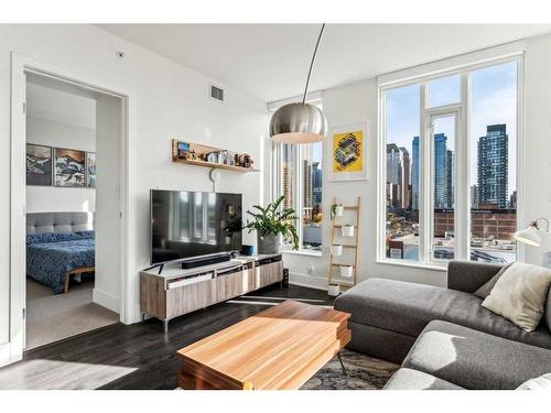 708-901 10 Avenue Sw, Calgary, AB - Indoor Photo Showing Living Room