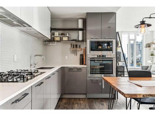 708-901 10 Avenue Sw, Calgary, AB - Indoor Photo Showing Kitchen With Upgraded Kitchen