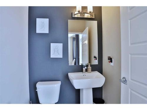 131 New Brighton Walk Se, Calgary, AB - Indoor Photo Showing Bathroom