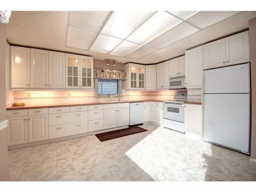 1027 32 Avenue Nw, Calgary, AB - Indoor Photo Showing Kitchen