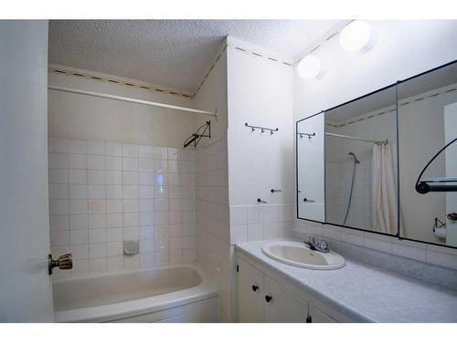 1027 32 Avenue Nw, Calgary, AB - Indoor Photo Showing Bathroom