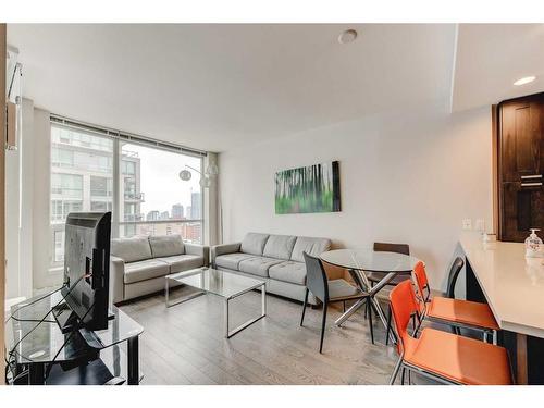 1924-222 Riverfront Avenue Sw, Calgary, AB - Indoor Photo Showing Living Room