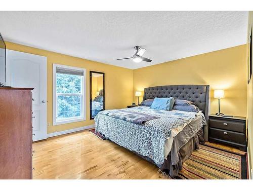 57 Somme Manor Sw, Calgary, AB - Indoor Photo Showing Bedroom