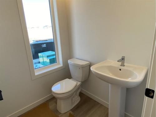 669 Lambeau Link Se, Airdrie, AB - Indoor Photo Showing Bathroom