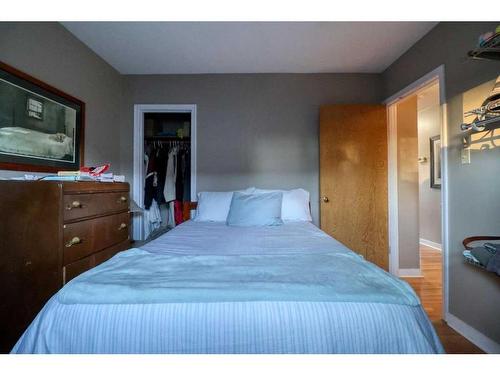 427 Trafford Drive Nw, Calgary, AB - Indoor Photo Showing Bedroom