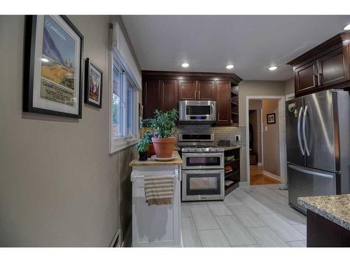 427 Trafford Drive Nw, Calgary, AB - Indoor Photo Showing Kitchen