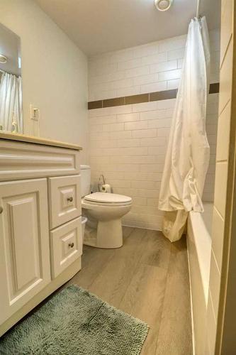 427 Trafford Drive Nw, Calgary, AB - Indoor Photo Showing Bathroom