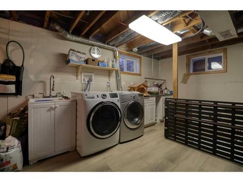 427 Trafford Drive Nw, Calgary, AB - Indoor Photo Showing Laundry Room