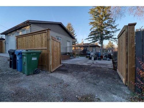 427 Trafford Drive Nw, Calgary, AB - Outdoor With Exterior