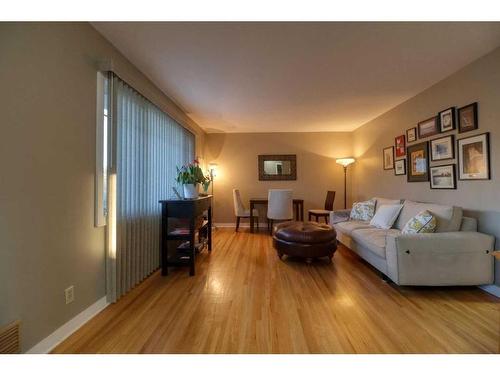 427 Trafford Drive Nw, Calgary, AB - Indoor Photo Showing Living Room