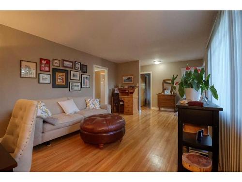 427 Trafford Drive Nw, Calgary, AB - Indoor Photo Showing Living Room