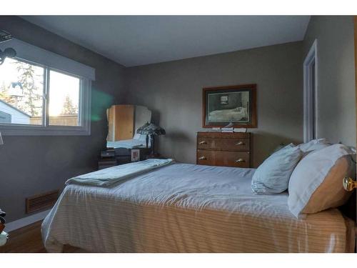 427 Trafford Drive Nw, Calgary, AB - Indoor Photo Showing Bedroom