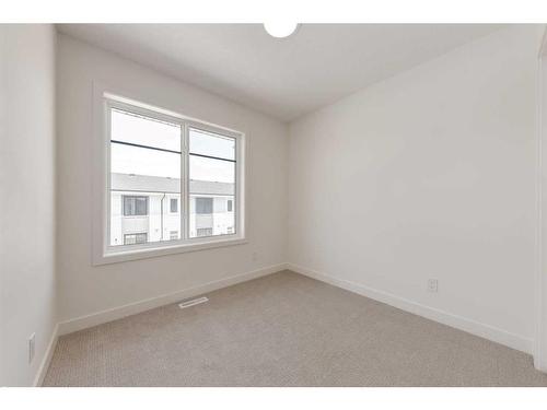 442 210 Avenue Sw, Calgary, AB - Indoor Photo Showing Other Room