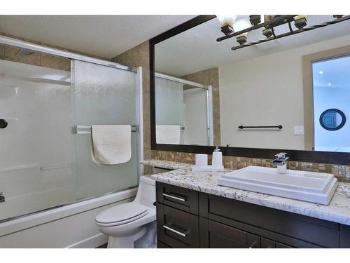 5 Rockyvale Green Nw, Calgary, AB - Indoor Photo Showing Bathroom