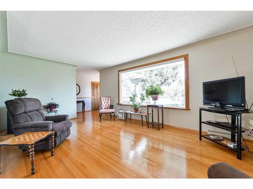 50 Grafton Crescent Sw, Calgary, AB - Indoor Photo Showing Living Room