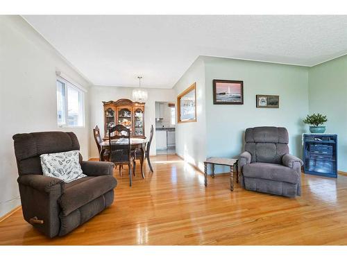 50 Grafton Crescent Sw, Calgary, AB - Indoor Photo Showing Living Room