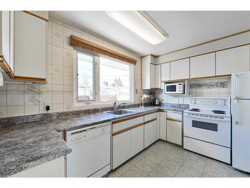 50 Grafton Crescent Sw, Calgary, AB - Indoor Photo Showing Kitchen