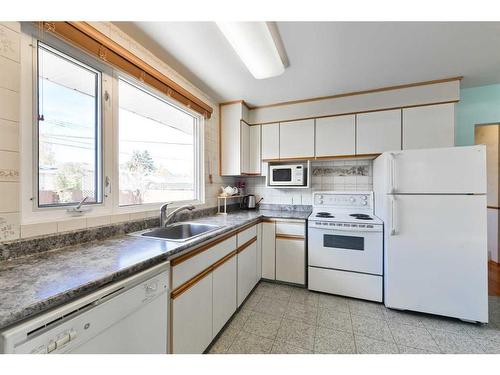 50 Grafton Crescent Sw, Calgary, AB - Indoor Photo Showing Kitchen