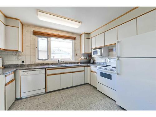 50 Grafton Crescent Sw, Calgary, AB - Indoor Photo Showing Kitchen