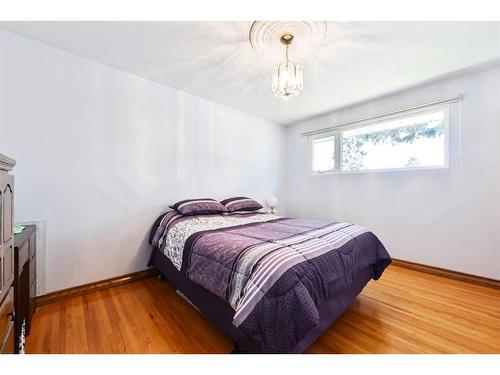 50 Grafton Crescent Sw, Calgary, AB - Indoor Photo Showing Bedroom