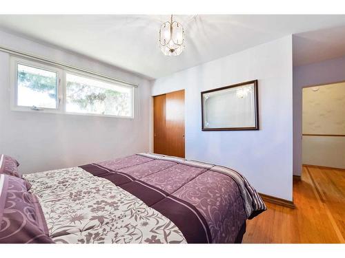 50 Grafton Crescent Sw, Calgary, AB - Indoor Photo Showing Bedroom