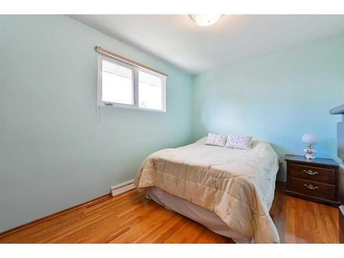 50 Grafton Crescent Sw, Calgary, AB - Indoor Photo Showing Bedroom