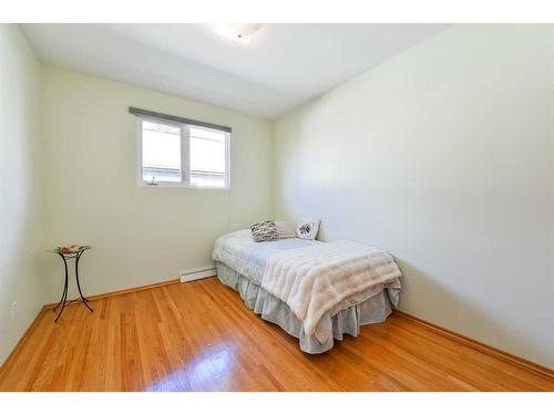 50 Grafton Crescent Sw, Calgary, AB - Indoor Photo Showing Bedroom