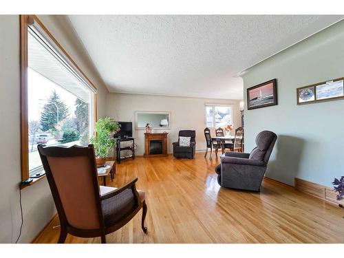 50 Grafton Crescent Sw, Calgary, AB - Indoor Photo Showing Living Room