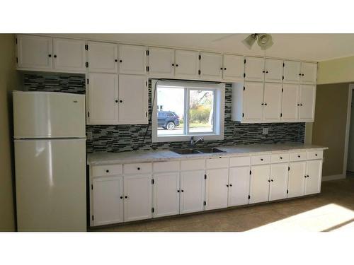 217 1 Avenue North, Vulcan, AB - Indoor Photo Showing Kitchen With Double Sink