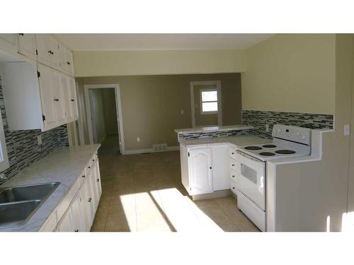 217 1 Avenue North, Vulcan, AB - Indoor Photo Showing Kitchen With Double Sink