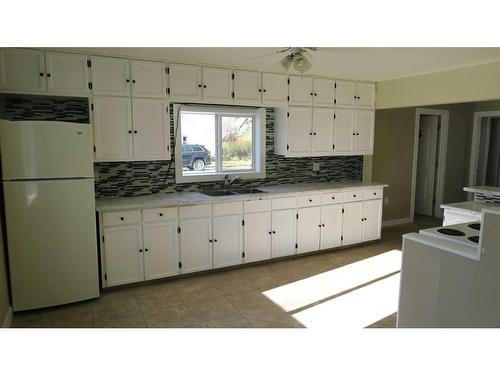 217 1 Avenue North, Vulcan, AB - Indoor Photo Showing Kitchen With Double Sink