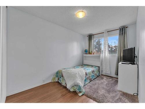 23A Ranchero Bay Nw, Calgary, AB - Indoor Photo Showing Bedroom