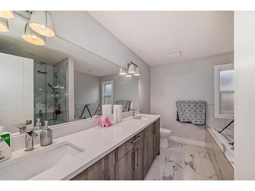 167 Sandpiper Bend, Chestermere, AB - Indoor Photo Showing Bathroom