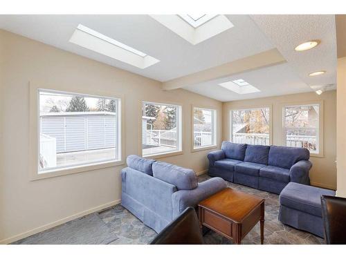 5748 Lodge Crescent Sw, Calgary, AB - Indoor Photo Showing Living Room