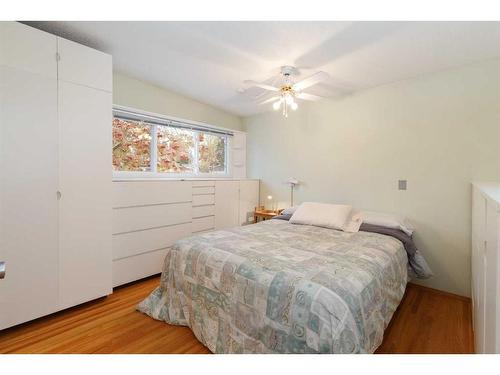 5748 Lodge Crescent Sw, Calgary, AB - Indoor Photo Showing Bedroom