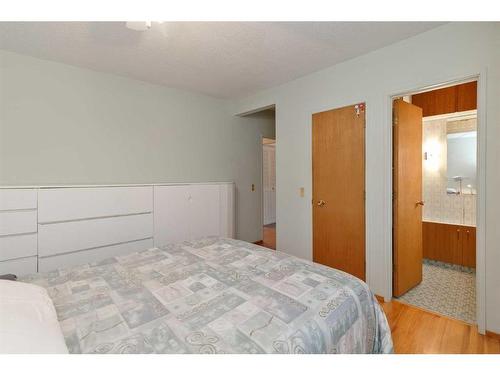 5748 Lodge Crescent Sw, Calgary, AB - Indoor Photo Showing Bedroom