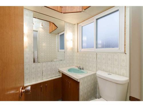 5748 Lodge Crescent Sw, Calgary, AB - Indoor Photo Showing Bathroom