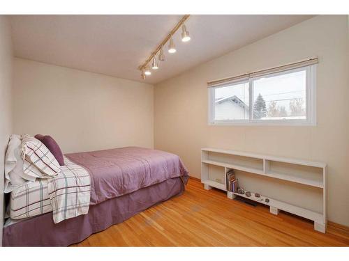 5748 Lodge Crescent Sw, Calgary, AB - Indoor Photo Showing Bedroom